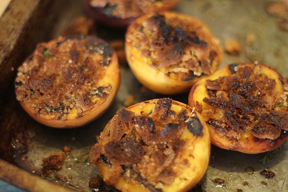 Grilled peaches with amaretti crumble